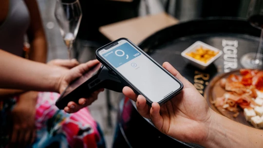 Odhalili multimiliónový podvod. Páchatelia zneužívali QR kódy a reklamy