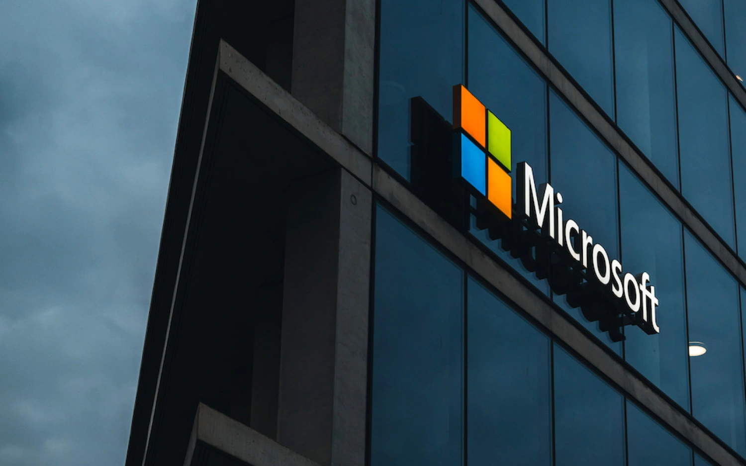 Akcie Microsoftu dosiahli historické maximum. Vytiahla ich tam umelá inteligencia