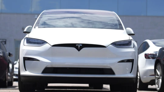 Výroba nového, lacnejšieho elektromobilu Tesly mešká niekoľko mesiacov. Nie je jasné prečo