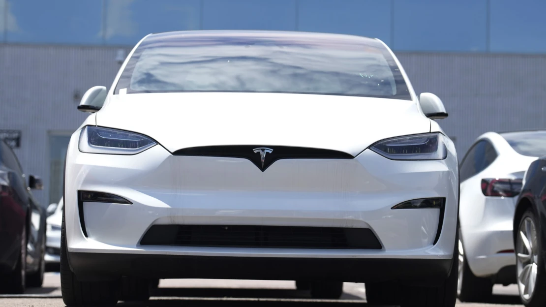Výroba nového, lacnejšieho elektromobilu Tesly mešká niekoľko mesiacov. Nie je jasné prečo