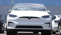 Výroba nového, lacnejšieho elektromobilu Tesly mešká niekoľko mesiacov. Nie je jasné prečo