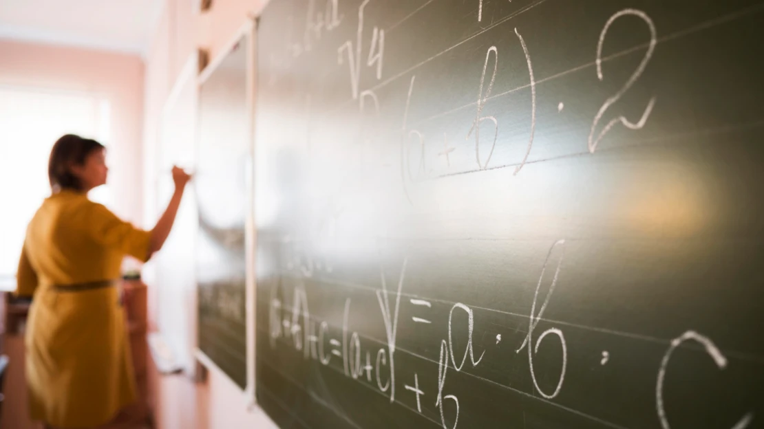 Kto bude učiť? V inzerátoch s vysokoškolským vzdelaním je najčastejší dopyt po učiteľoch