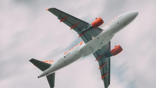 Leteckej spoločnosti EasyJet sa darí. Jej zisk vyletel z mínusu do výšav