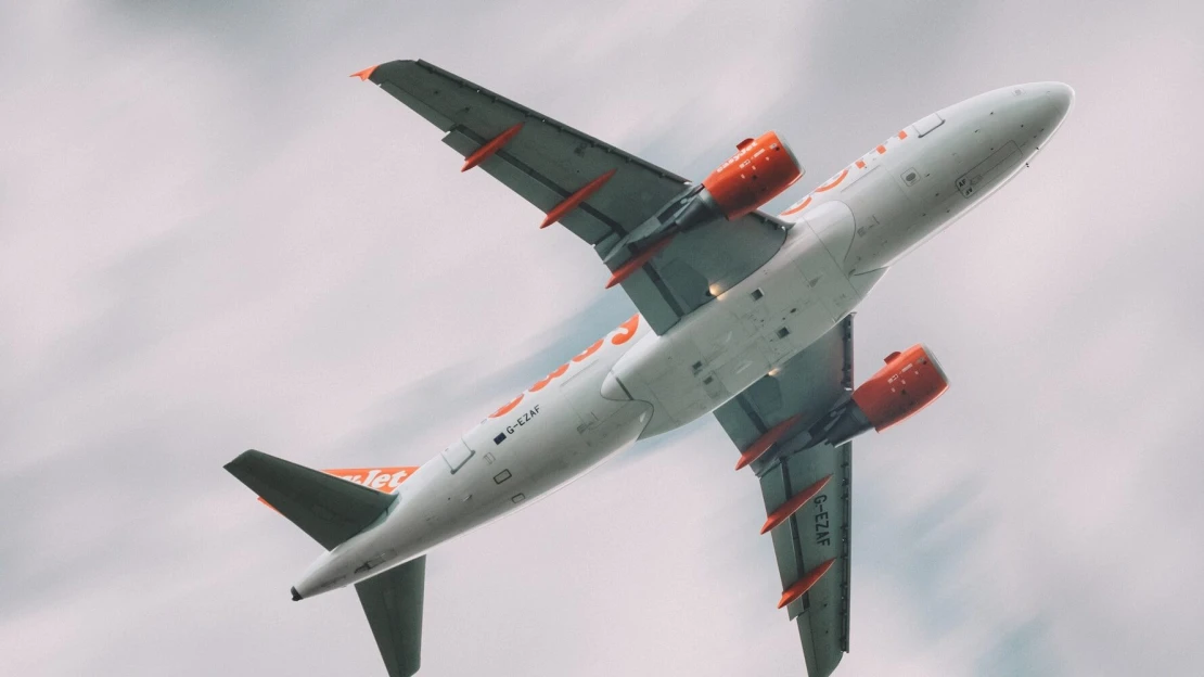 Leteckej spoločnosti EasyJet sa darí. Jej zisk vyletel z mínusu do výšav