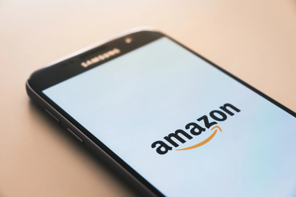 Amazon opäť rastie, stúpajú akcie aj zisk. Polepšil si o niekoľko miliárd