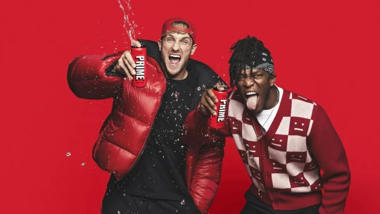 Koľko kofeínu je príliš? Náš nápoj nie je pre deti, bránia sa influenceri Logan Paul a KSI