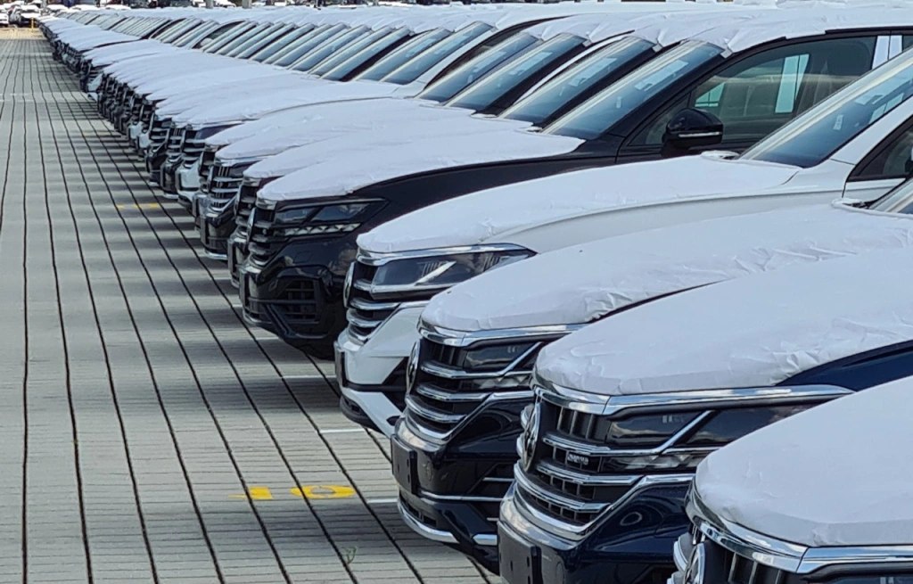 EÚ hlási pokles predaja nových áut, najväčším predajcom stále zostáva Volkswagen