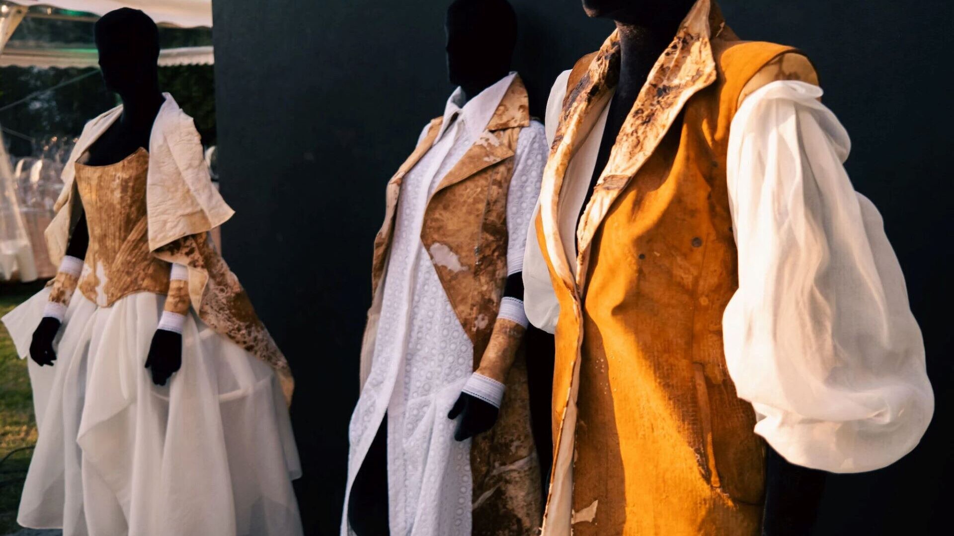 Šaty z húb. Návrhár Boris Hanečka vytvoril kolekciu z netradičného materiálu