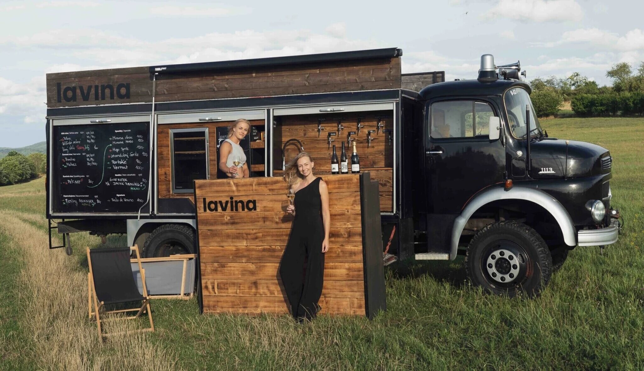 Blondínky z Lavina winetrucku. Nomádsky život vymenili za putovanie s vínom