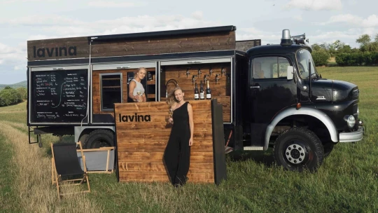 Blondínky z Lavina winetrucku. Nomádsky život vymenili za putovanie s vínom