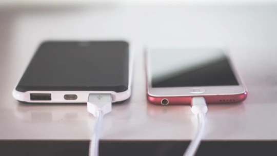 Vláda schválila novelu, ktorá zjednocuje nabíjačky na mobily. Platiť bude už koncom roka