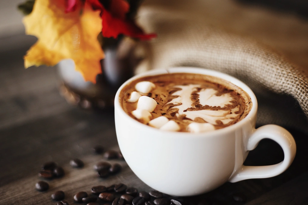 Jesenná tradícia, ktorá zarába milióny. V čom spočíva čaro Pumpkin Spice latte?