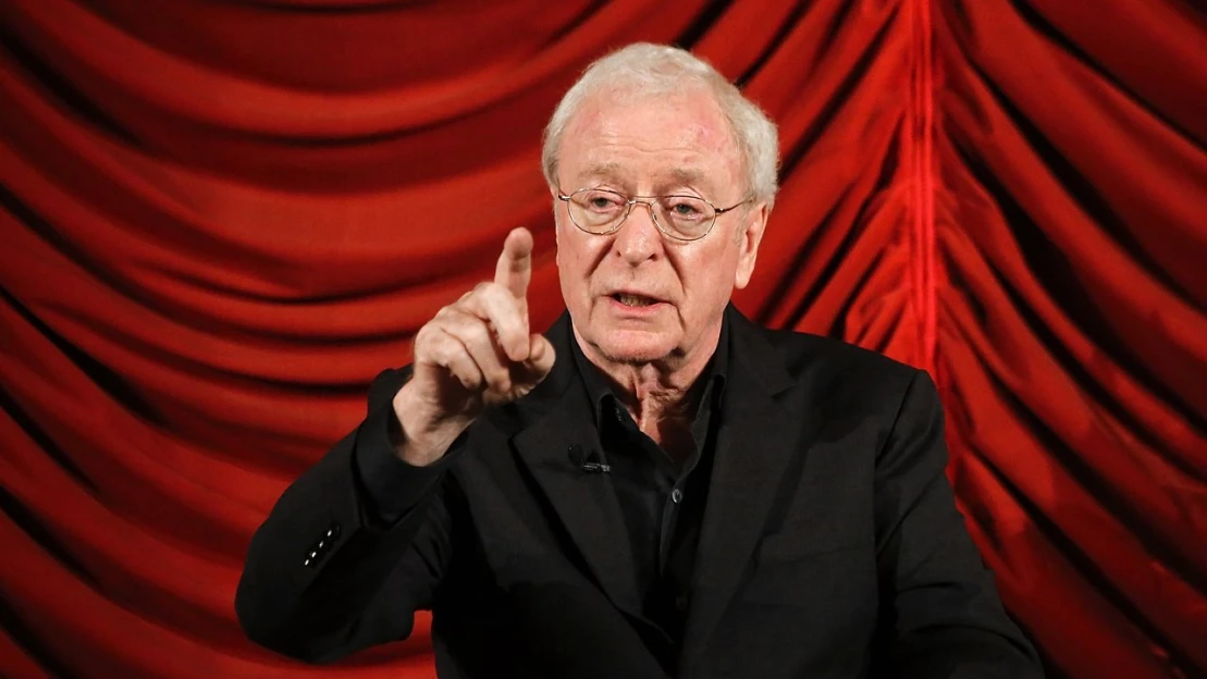 Šľachtic, priateľ Lennona, oscarový herec. Michael Caine ohlásil dôchodok