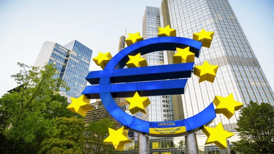 ECB opäť zredukovala úroky o štvrť bodu, znížila aj odhad inflácie v eurozóne