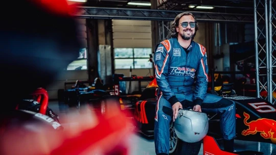 Ako sa zabávajú boháči? Majú záujem o jazdu vo formule aj o driftovanie na ľadovci