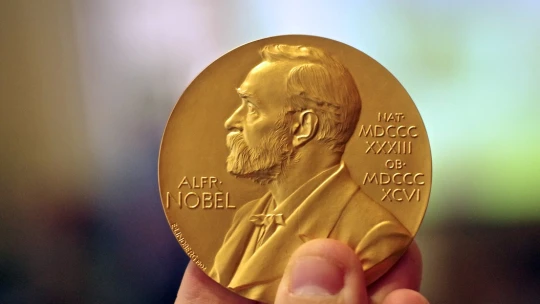 Nobelovu cenu za fyziku získala trojica vedcov. Skúmajú dynamiku elektrónov