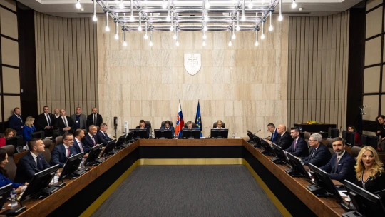 Čo Ficova vláda vo svojom programovom vyhlásení sľubuje (súhrn)
