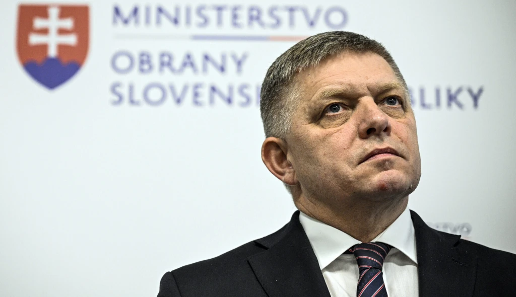 Premiér Robert Fico je v domácej liečbe. V nemocnici strávil 15 dní