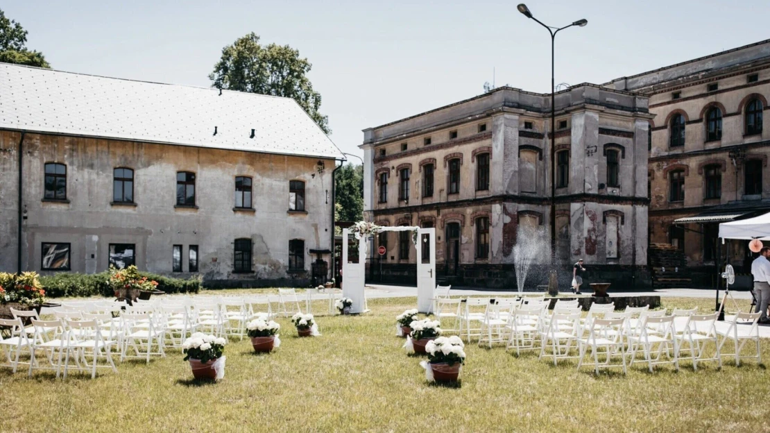 Traja bratia zachraňujú schátranú továreň. Zaujala aj hollywoodskych filmárov