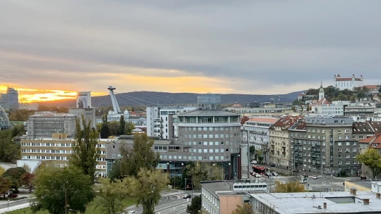 Takmer tretina Slovákov si berie prvú hypotéku ešte pred tridsiatkou. Niektorým pomôže rodina