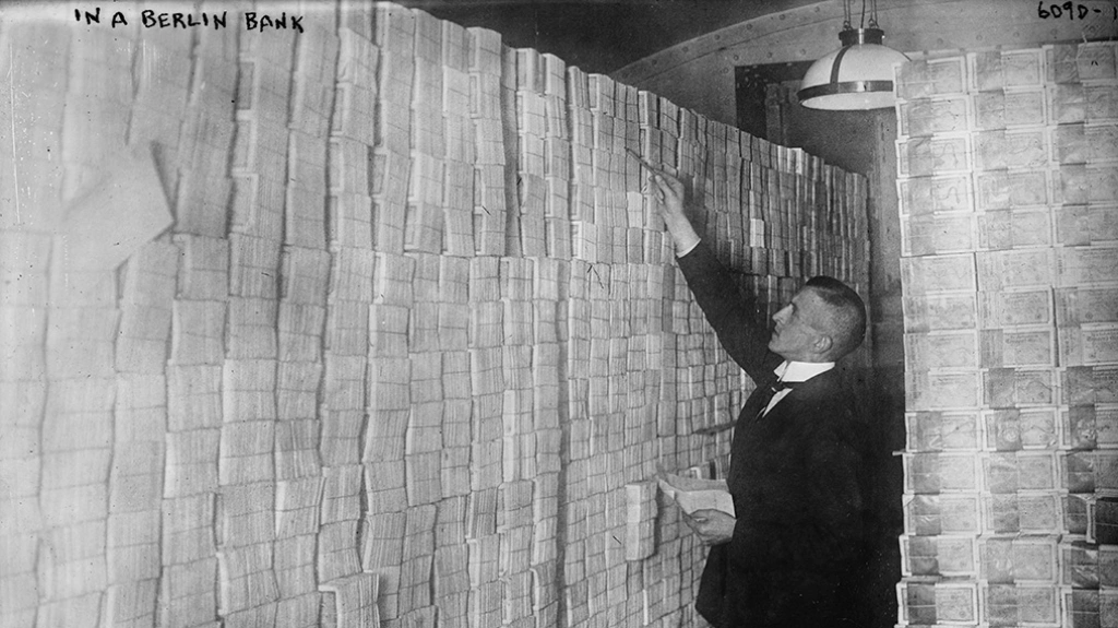 Biliónové bankovky. Od vrcholu hyperinflácie v Nemecku prešlo 100 rokov