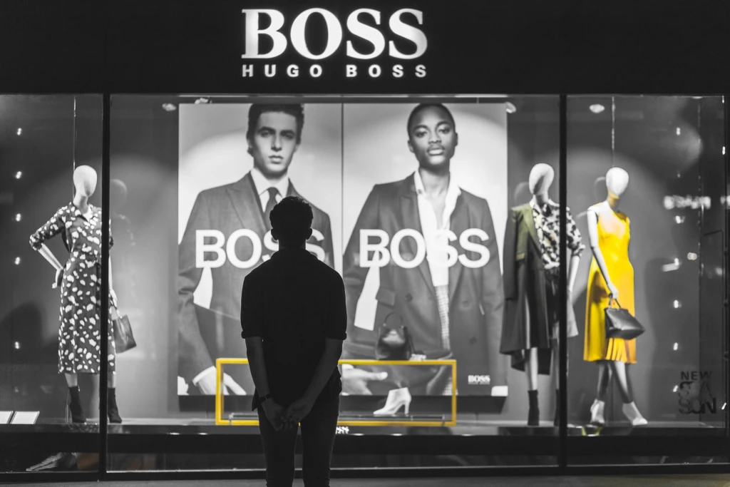 Hugo Boss očakáva pomalší rast tržieb. Celkový zisk môže klesnúť až o 15 percent