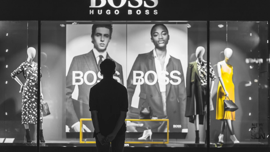 Hugo Boss očakáva pomalší rast tržieb. Celkový zisk môže klesnúť až o 15 percent