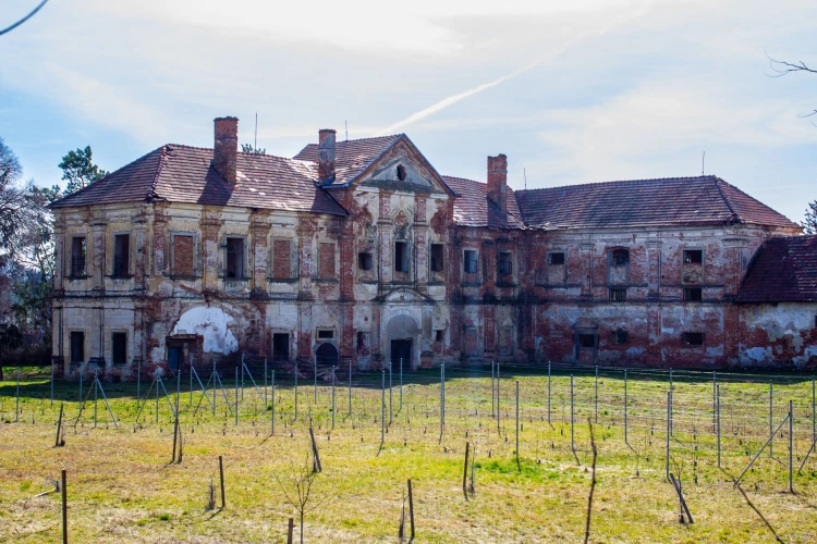 Kaštieľ v Čičmanoch, historická pivnica či lyžiarske stredisko. Aké slovenské klenoty sú na predaj alebo prenájom?_0