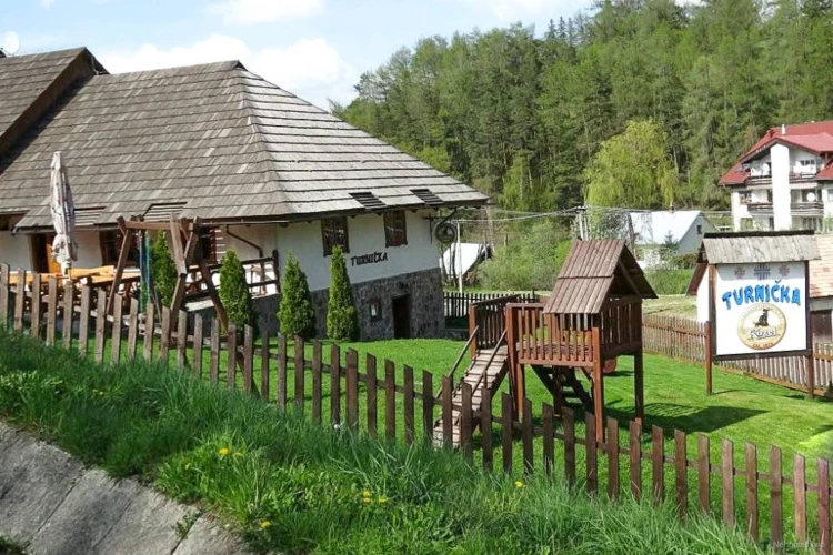 Kaštieľ v Čičmanoch, historická pivnica či lyžiarske stredisko. Aké slovenské klenoty sú na predaj alebo prenájom?_5