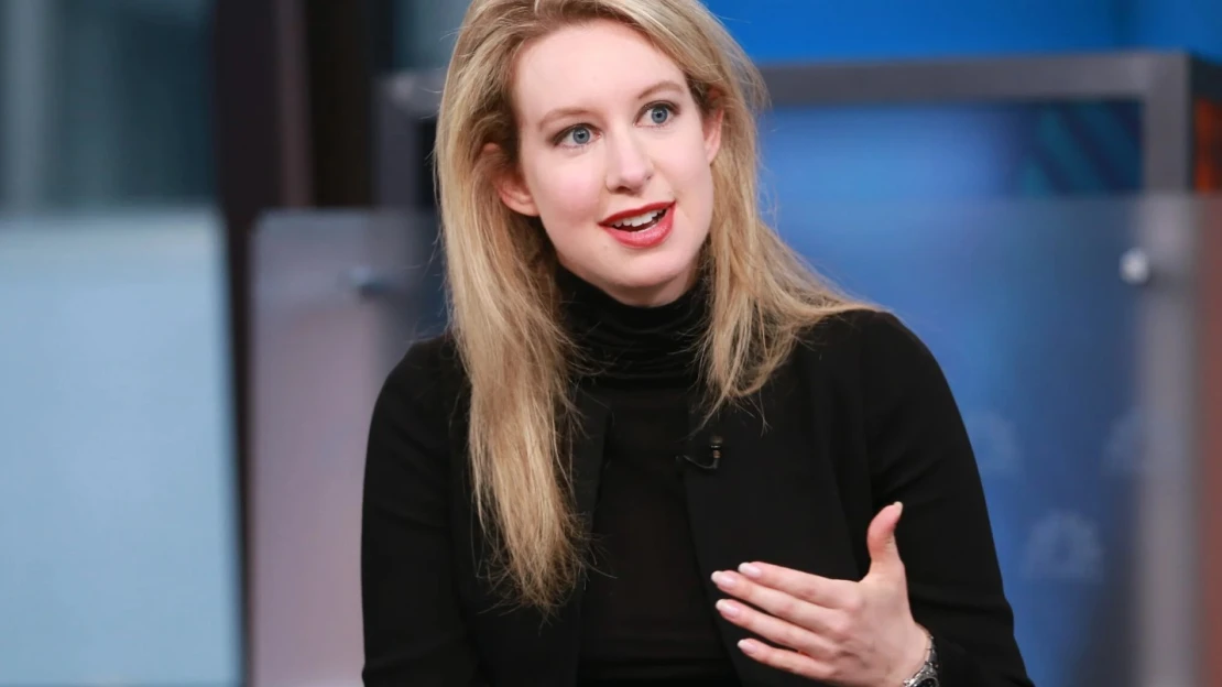 Oklamala všetkých. Kto je podvodníčka Elizabeth Holmes a prečo sa o nej opäť hovorí?