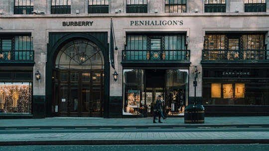 Výdavky na luxus klesajú, zisk Burberry klesol takmer o pätinu