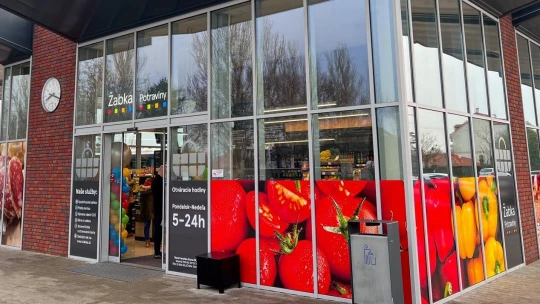 Tesco na Slovensku ruší sieť predajní Žabka. Väčšina sa zmení na Tesco Express