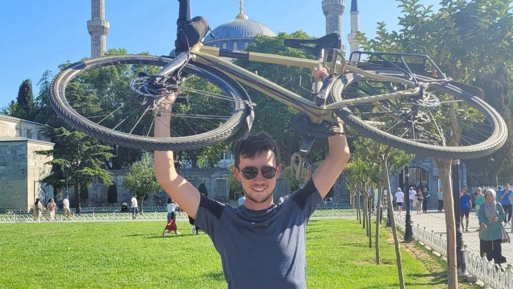 Za tri mesiace prešiel na bicykli z Írska do Istanbulu. Denne minul len 10 eur