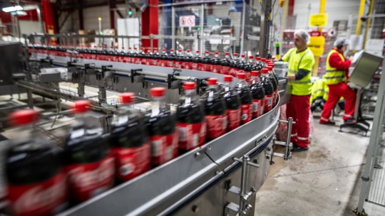 Tu sa rodí „česká“ Coca-Cola. Pozrite sa do fabriky v pražských Kyjoch