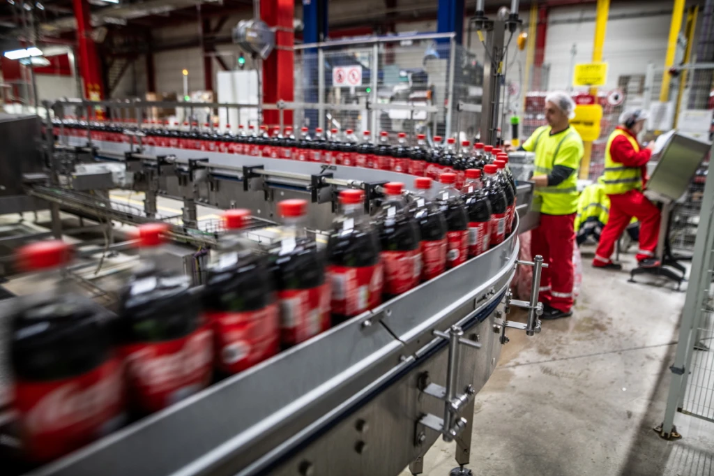 Tu sa rodí „česká“ Coca-Cola. Pozrite sa do fabriky v pražských Kyjoch