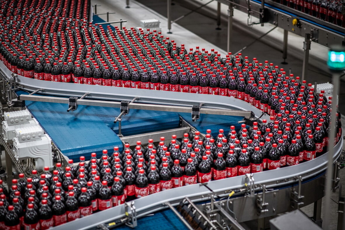 Tu sa rodí „česká“ Coca-Cola. Pozrite sa do fabriky v pražských Kyjoch ...