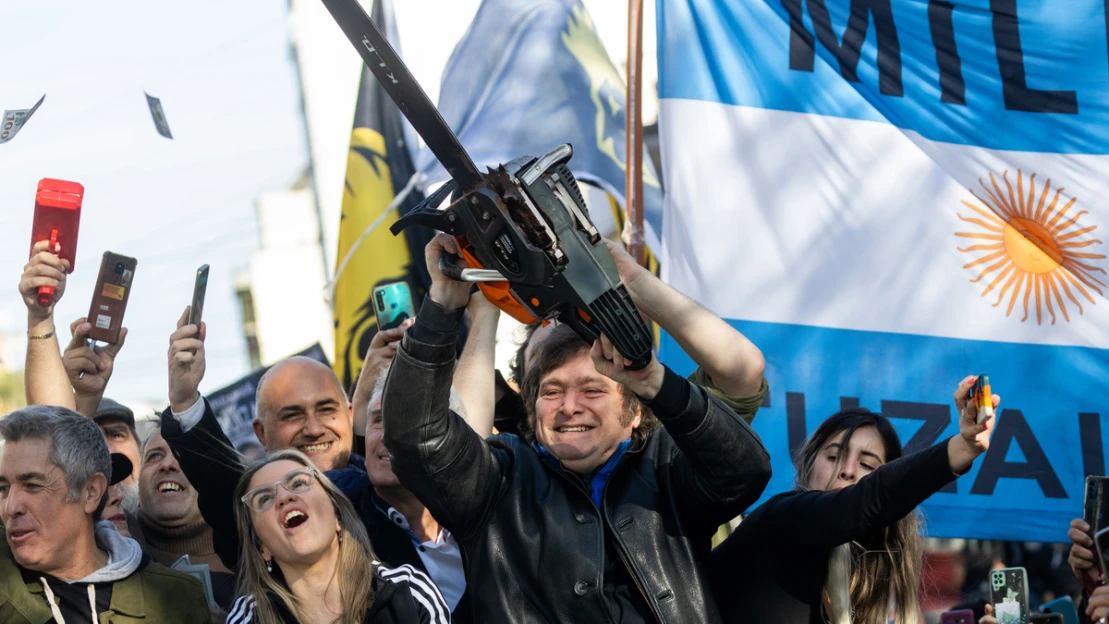 Prezidentovi s motorovou pílou sa darí. Po prvom roku vlády Javiera Mileia sa inflácia v Argentíne znížila o polovicu