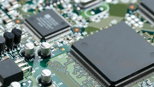 Žiadne čipy AMD a Intel. Čína chce z vládnych úradov odstrániť americké súčiastky