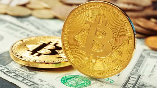 Bitcoin prekonal rekord, priblížil sa k hranici 110-tisíc dolárov.