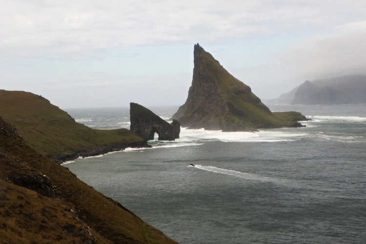 Krajina pretkaná legendami: Na Faerských ostrovoch nie sú stromy, pohltí vás zelená púšť_0