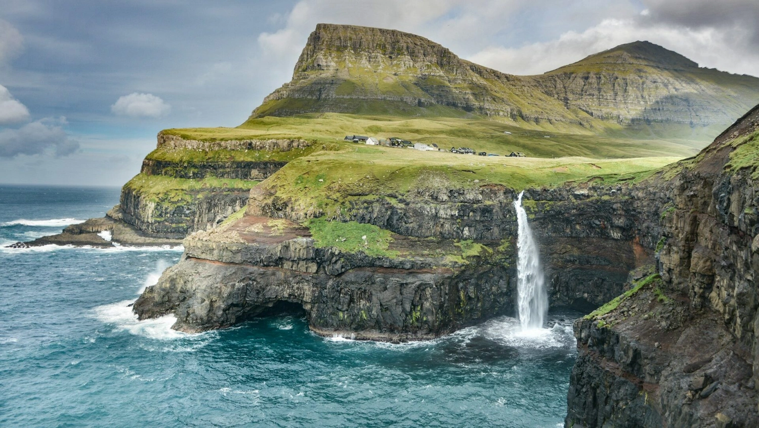 Krajina pretkaná legendami: Na Faerských ostrovoch nie sú stromy, pohltí vás zelená púšť