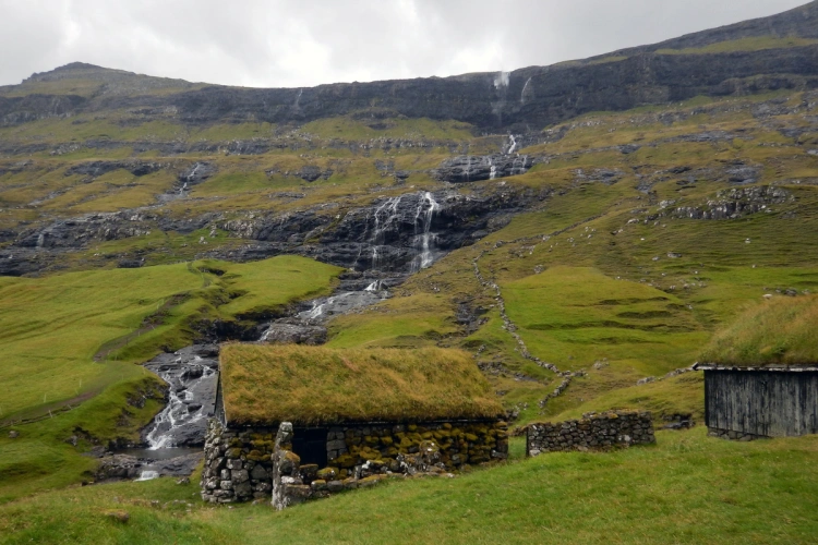 Krajina pretkaná legendami: Na Faerských ostrovoch nie sú stromy, pohltí vás zelená púšť_3
