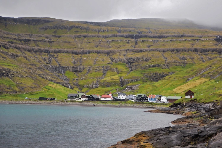 Krajina pretkaná legendami: Na Faerských ostrovoch nie sú stromy, pohltí vás zelená púšť_16