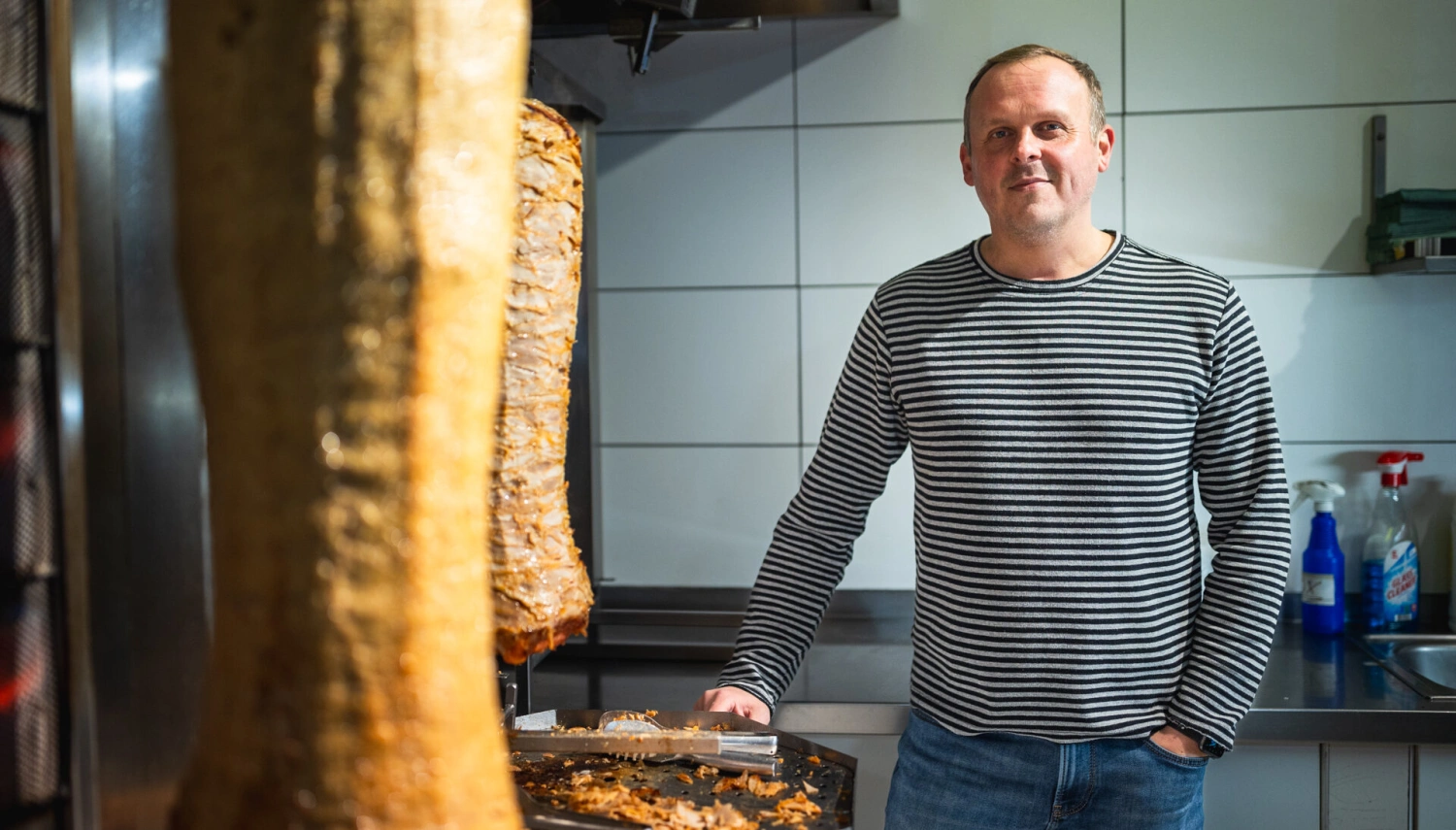 Prievidžan má s kebabom miliónové tržby. Ladil ho štyri roky, teraz zásobuje celé Slovensko