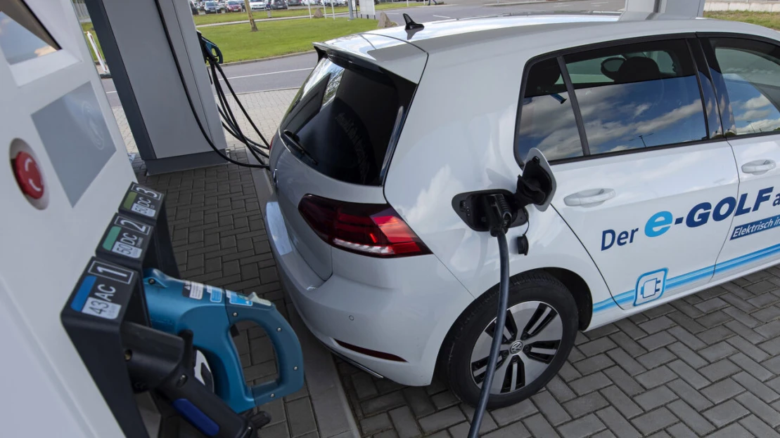 Predaj elektrických a hybridných áut vzrástol. Spaľováky sa prepadli