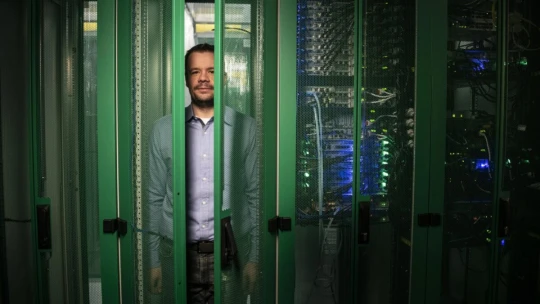 Od hostingu k investíciám. Kráľ dát lieta tryskáčom a stavia hotely v Chorvátsku