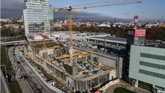 Vyhne sa Bratislava osudu „mŕtvych nákupných centier“? O prežitie bojujú prerábkami za milióny