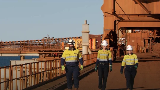 Ťažobný koncern Rio Tinto s nižším ziskom, na vine je slabší dopyt a nižšie ceny železnej rudy