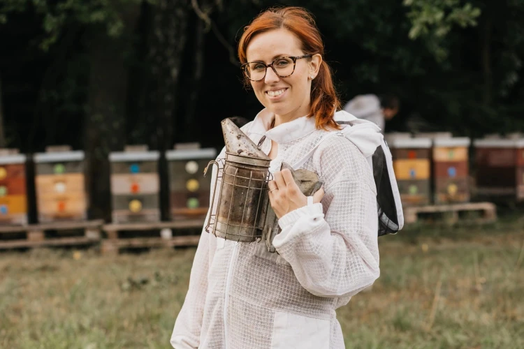 Za všetkým hľadaj včelu. Úspešný sladký biznis tejto českej rodiny pomáha aj prírode_2