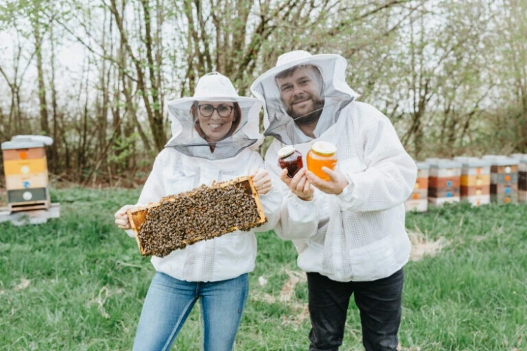Za všetkým hľadaj včelu. Úspešný sladký biznis tejto českej rodiny pomáha aj prírode_4